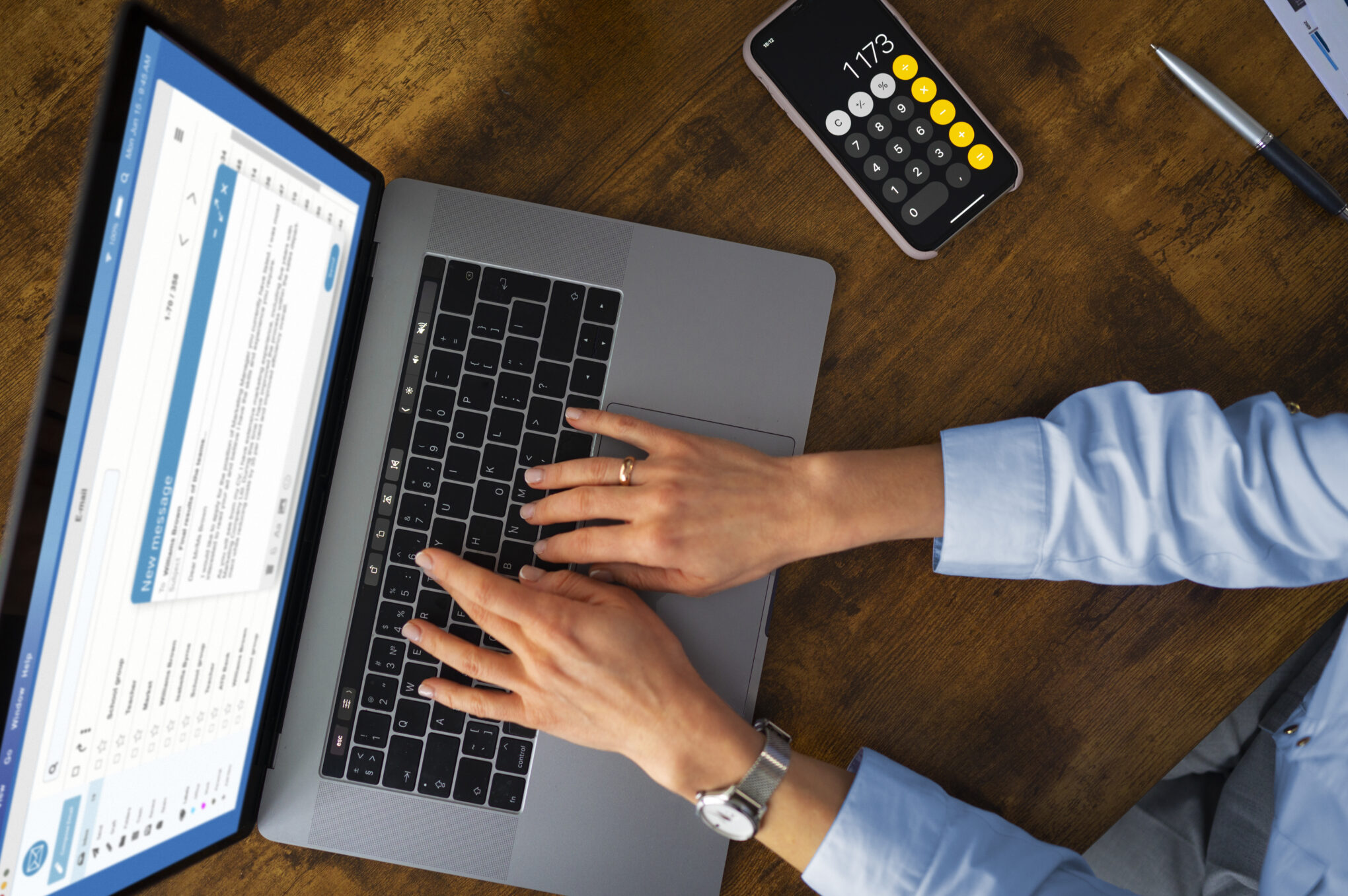 mãos de uma pessoa digitando em um laptop